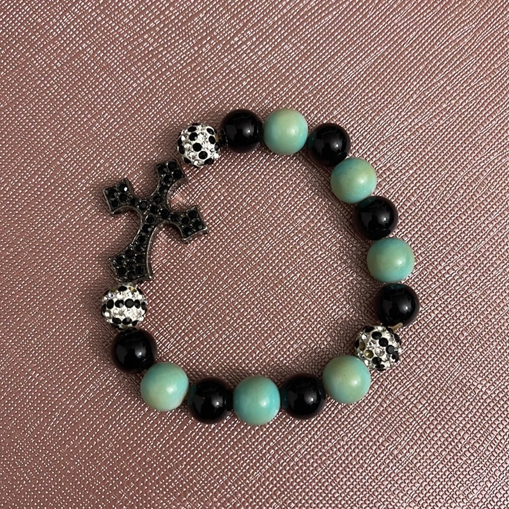 Beaded cross bracelet🖤